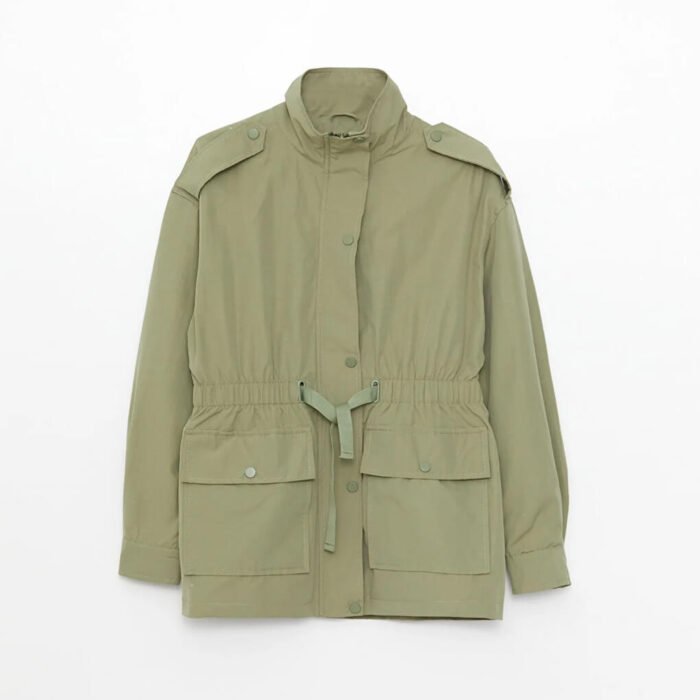 بلوزة برقبة عالية وأكمام طويلة